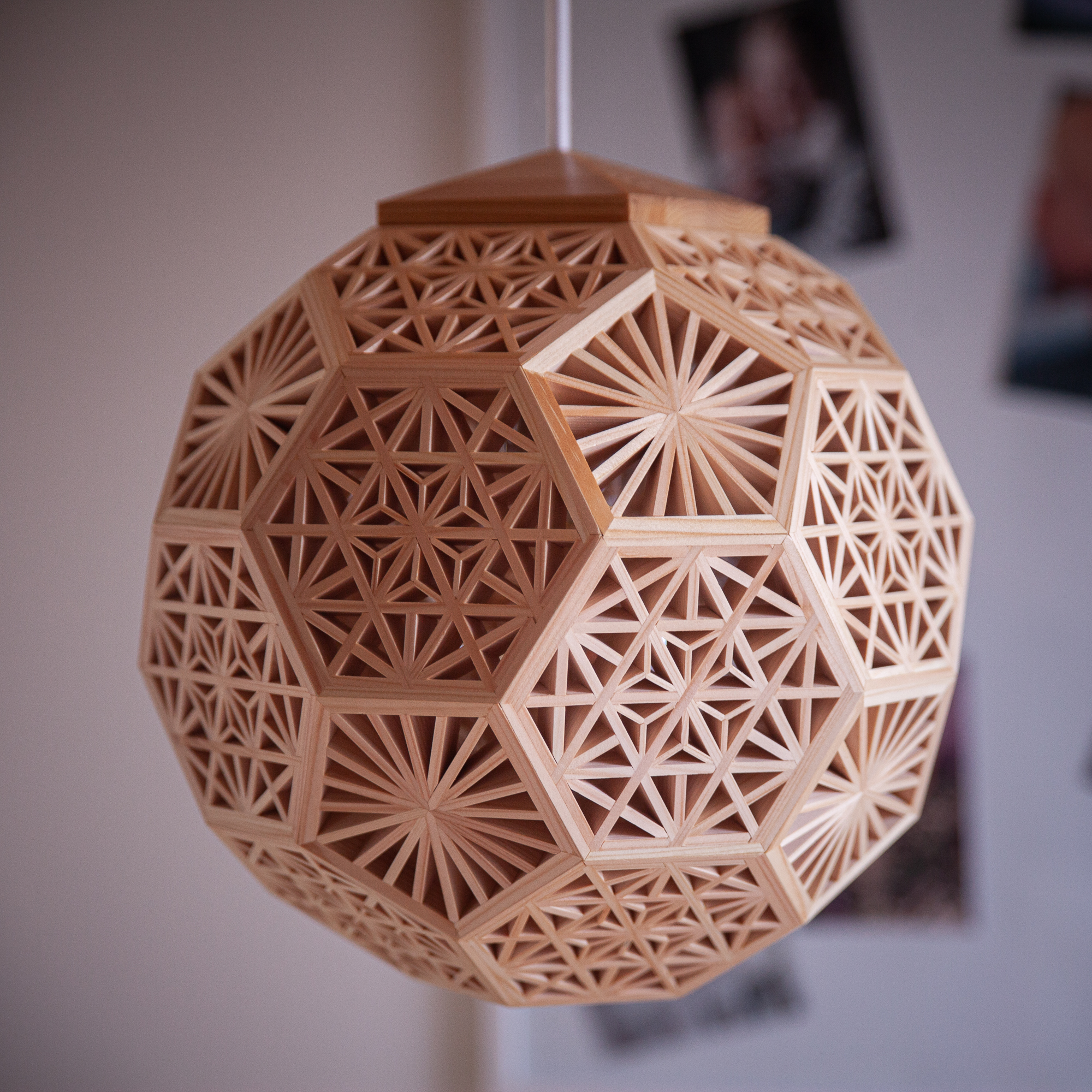 Pyöreä käsityönä valmistettu kumikovalaisin